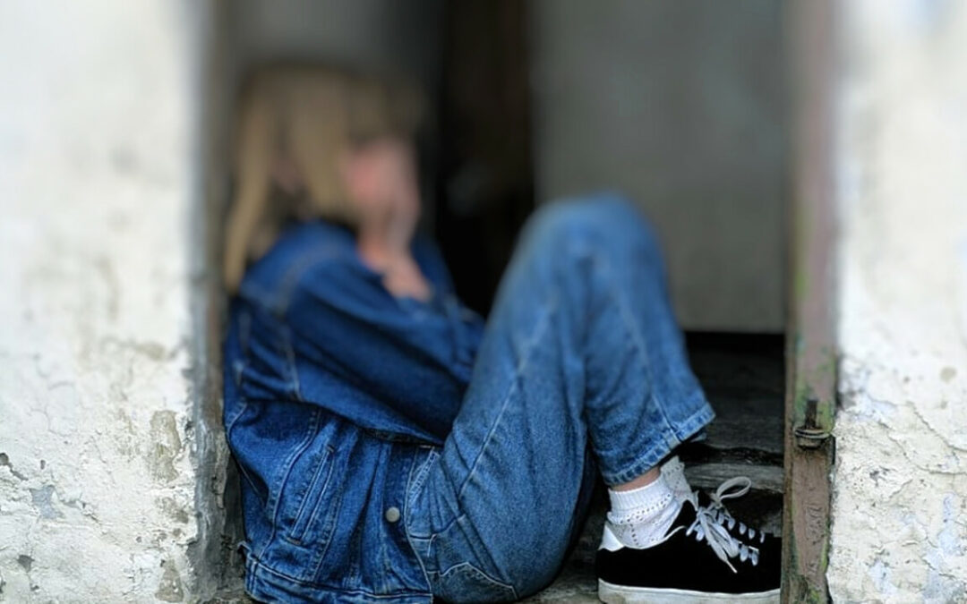 Faceva prostituire minorenni in cambio di ricariche telefoniche: arrestato 38enne