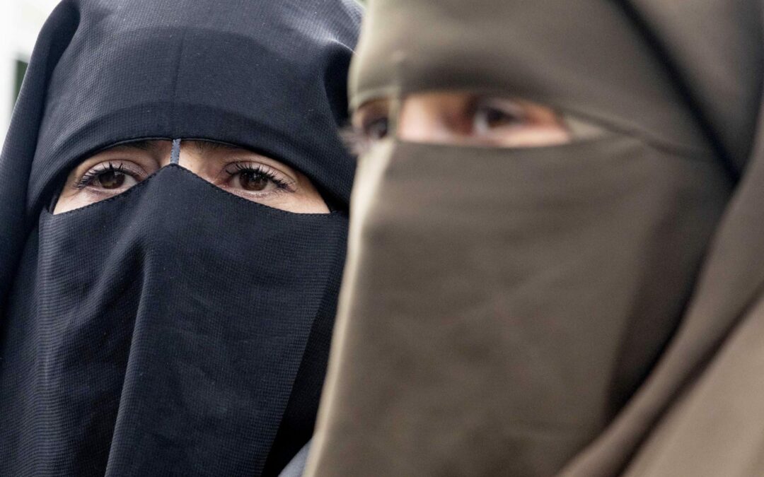 Afghanistan: burqa obbligatorio e diritti negati, la vita delle donne è soffocata dai talebani
